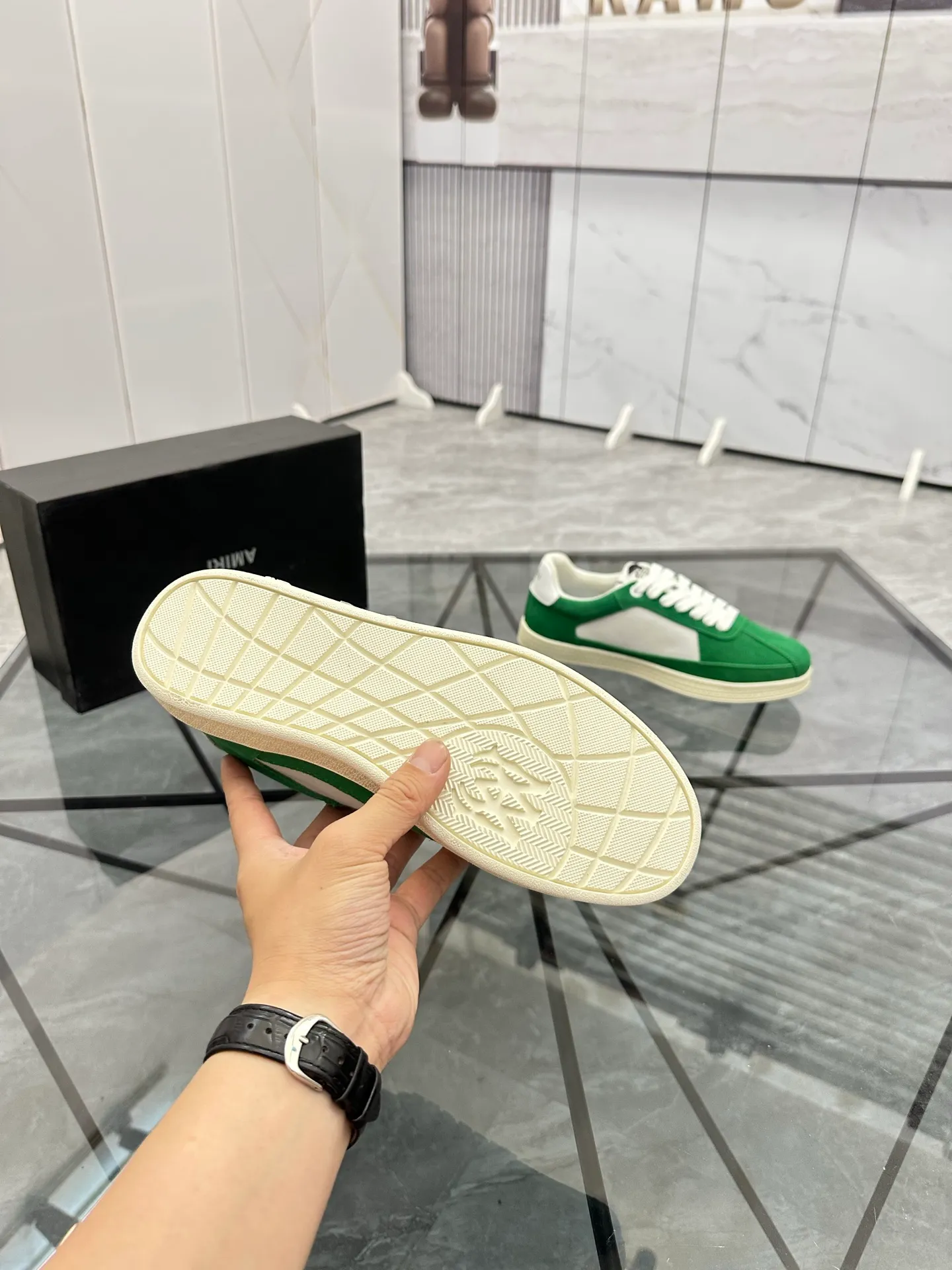 Men's shoes: 💰P420¥ Product trademark: AMIRI* "Amir*" low-top casual shoes Regular size: 38-45 (can be customized to 46) Product material: imported nubuck leather upper, breathable lining, original outsole. Number: 001